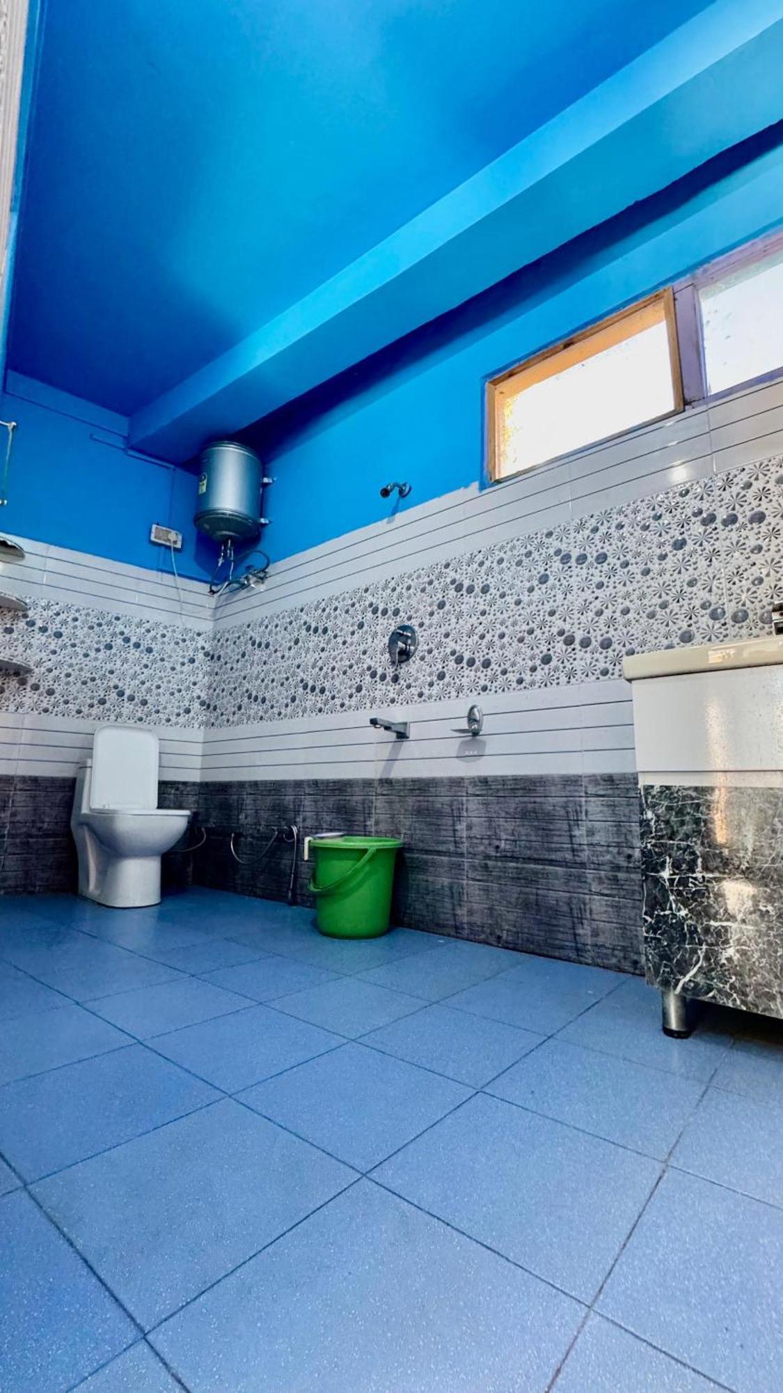 Hotel 19 Tosh Bagian luar foto