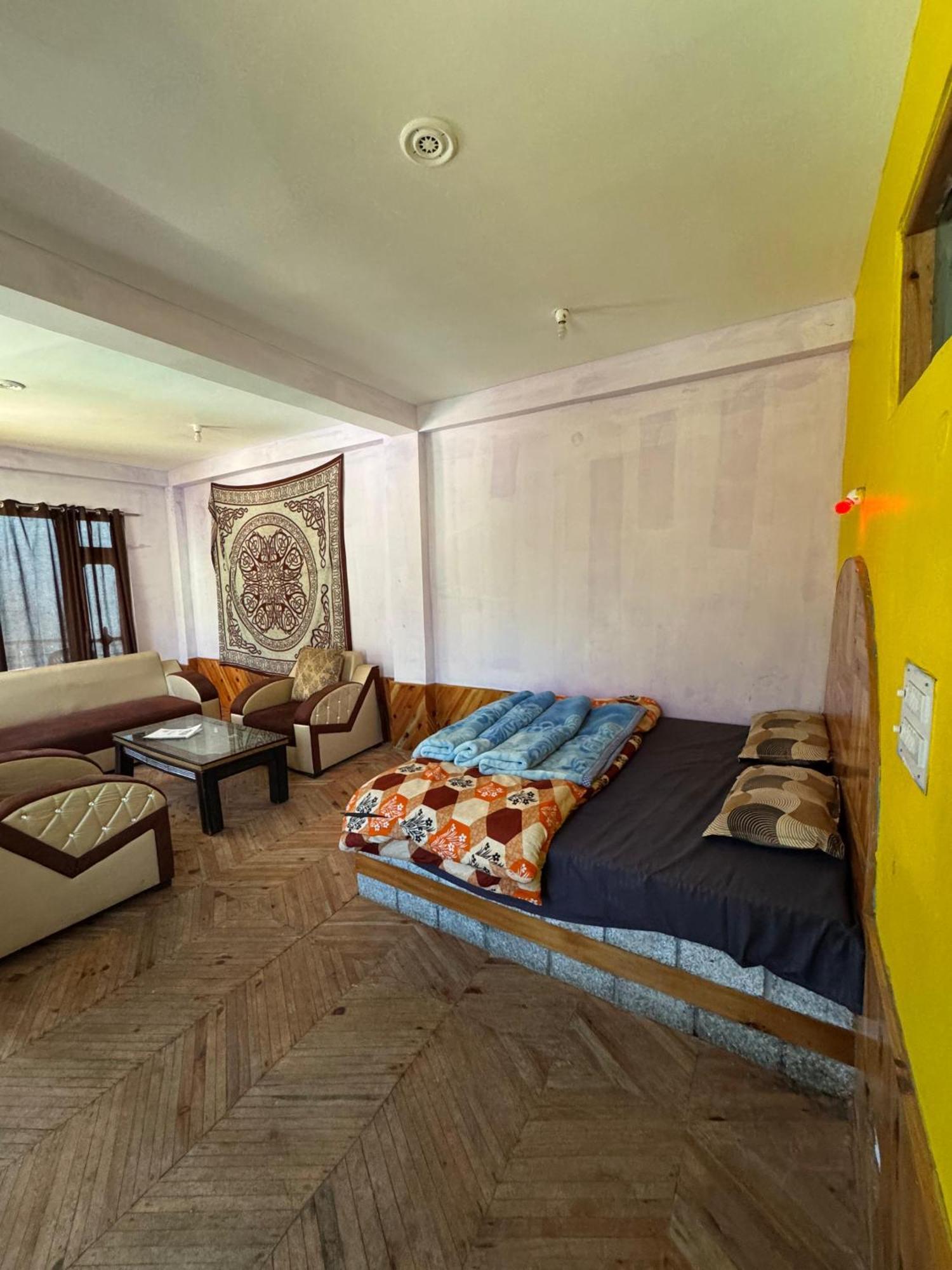 Hotel 19 Tosh Bagian luar foto