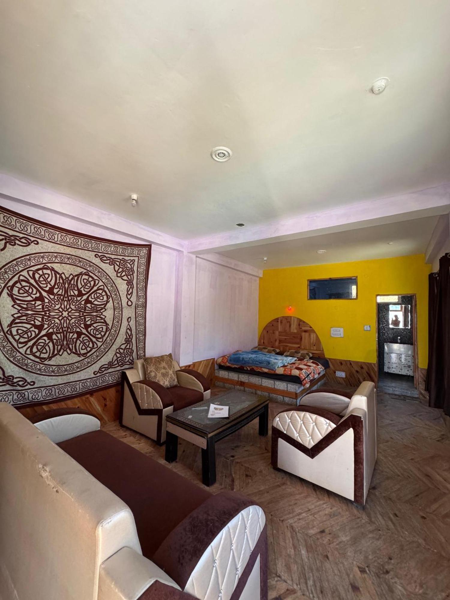 Hotel 19 Tosh Bagian luar foto