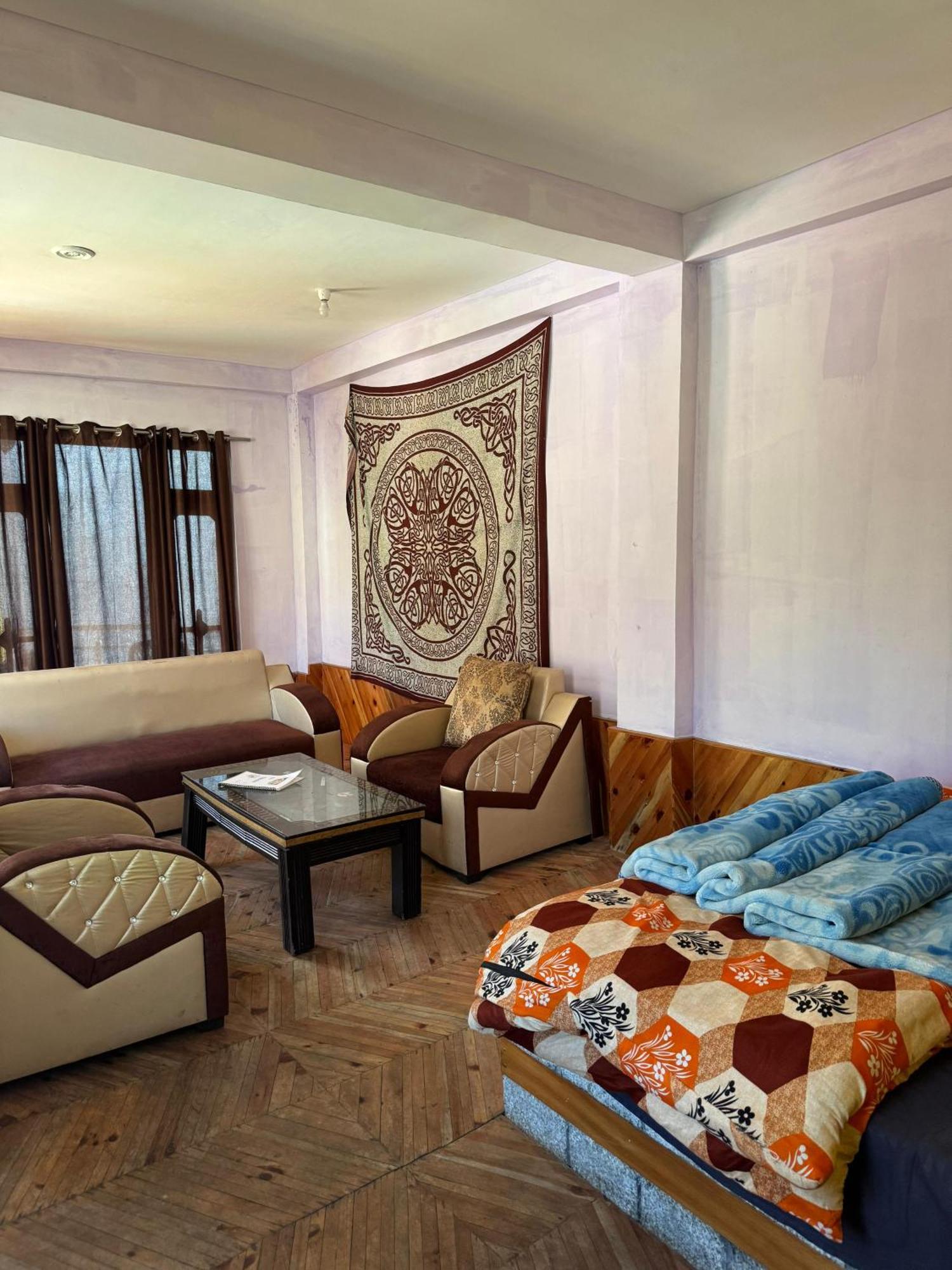 Hotel 19 Tosh Bagian luar foto