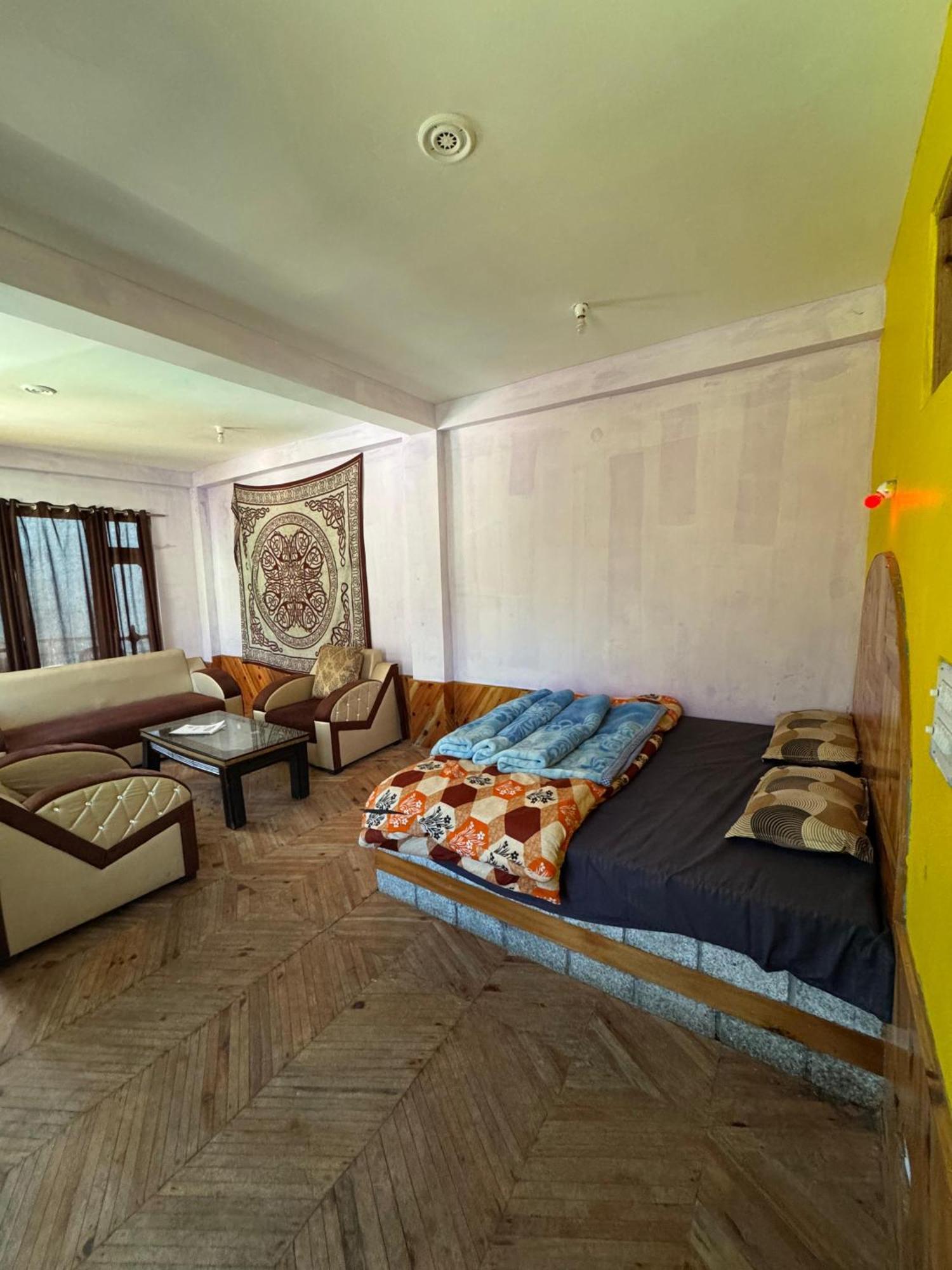 Hotel 19 Tosh Bagian luar foto
