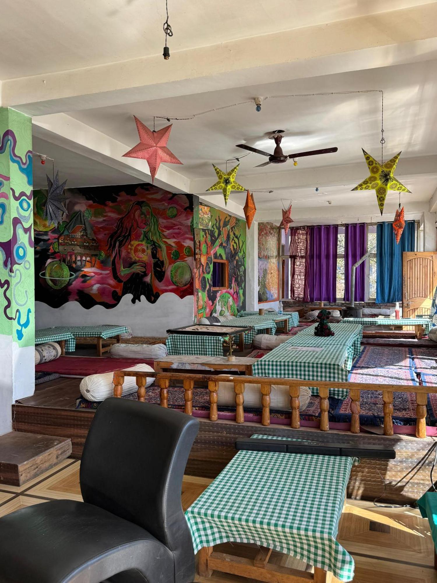 Hotel 19 Tosh Bagian luar foto