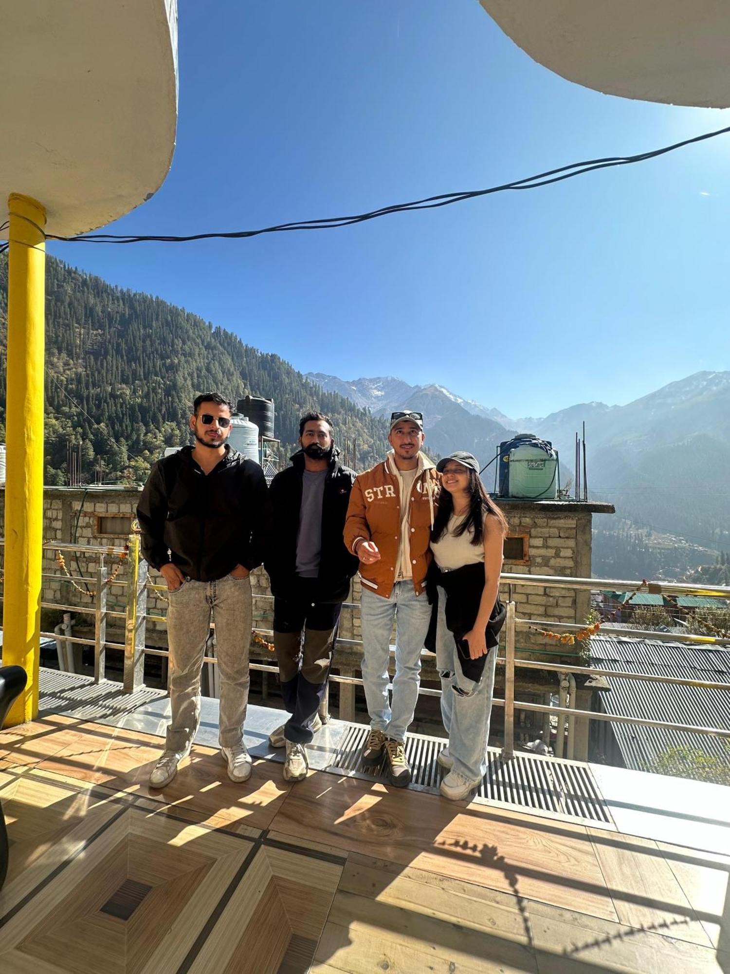 Hotel 19 Tosh Bagian luar foto
