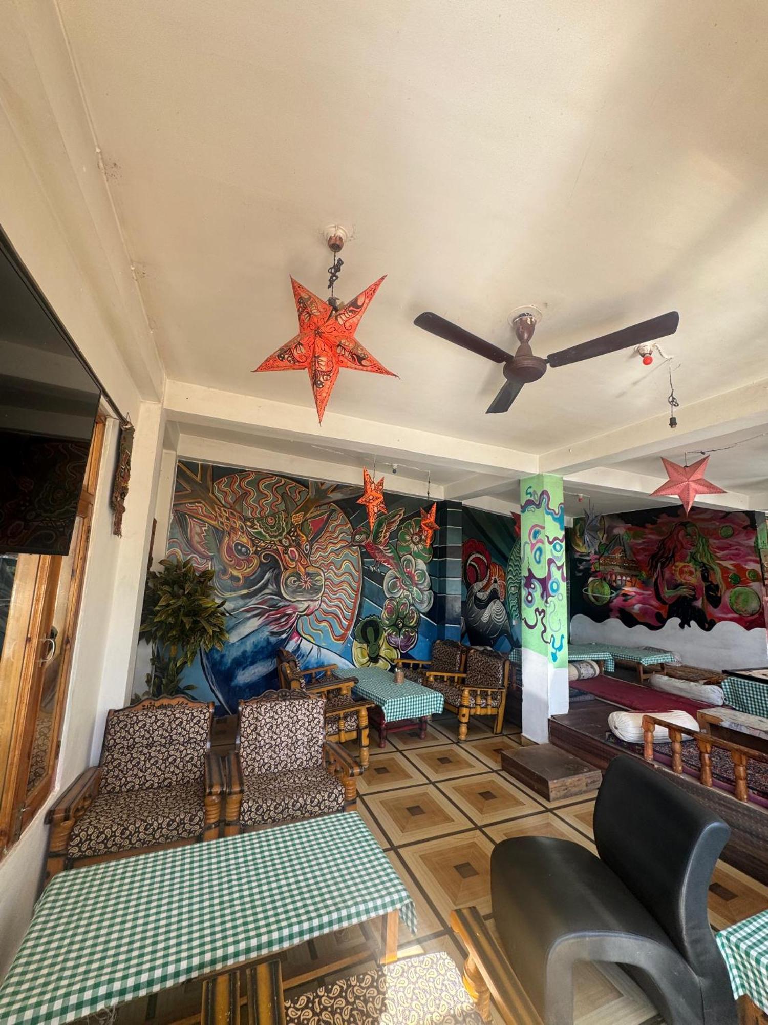 Hotel 19 Tosh Bagian luar foto