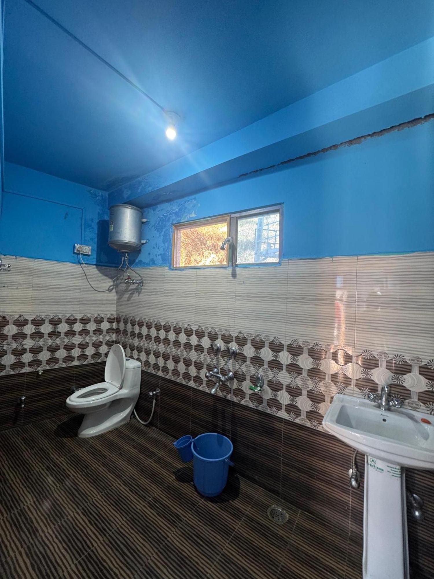 Hotel 19 Tosh Bagian luar foto