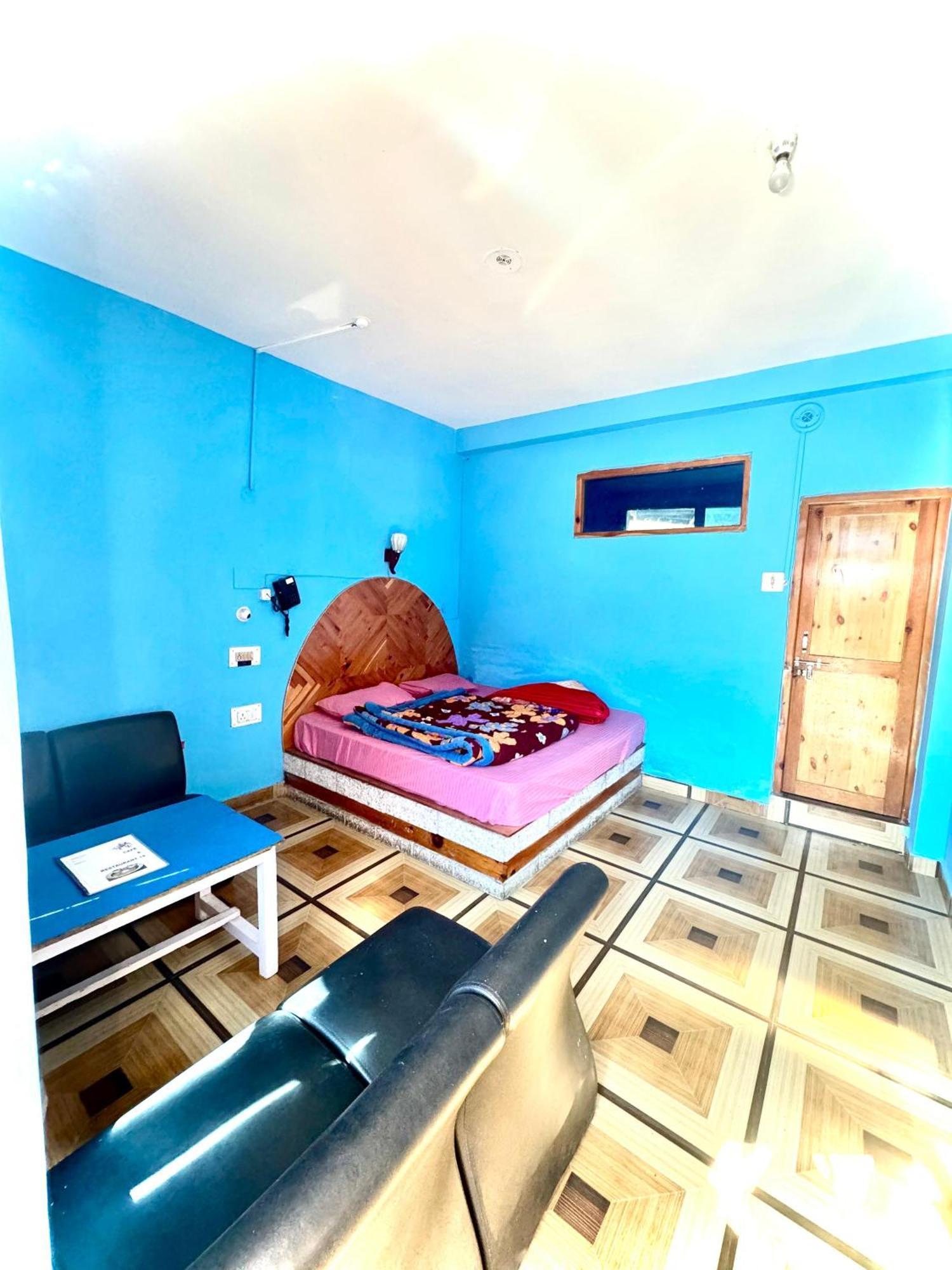 Hotel 19 Tosh Bagian luar foto