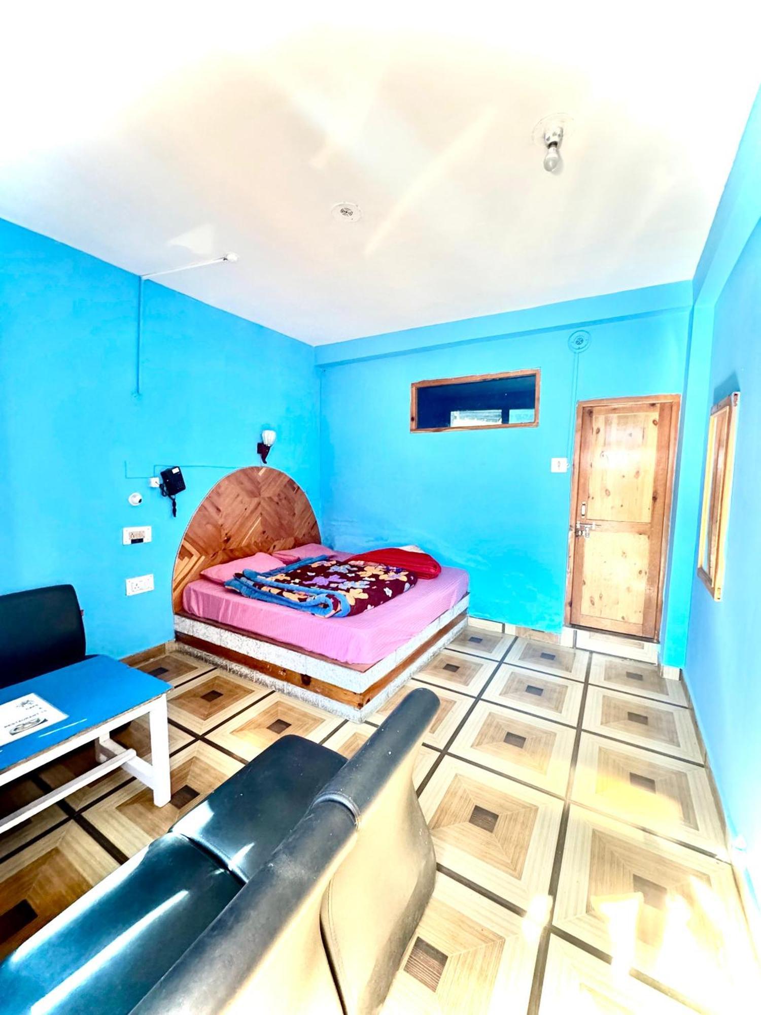 Hotel 19 Tosh Bagian luar foto